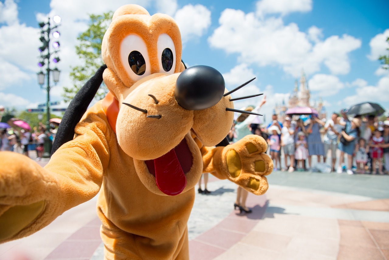 Personaje Pluto en el parque Disney